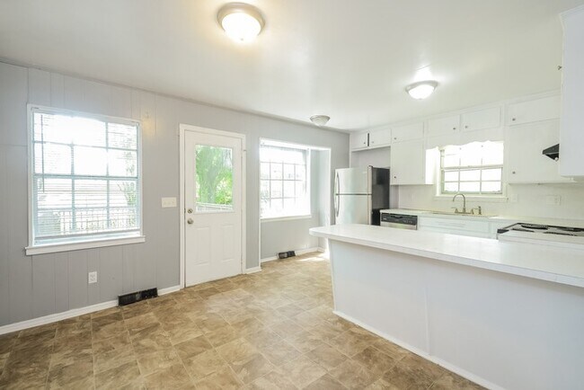 Building Photo - Cozy & Classic 3 Bedroom