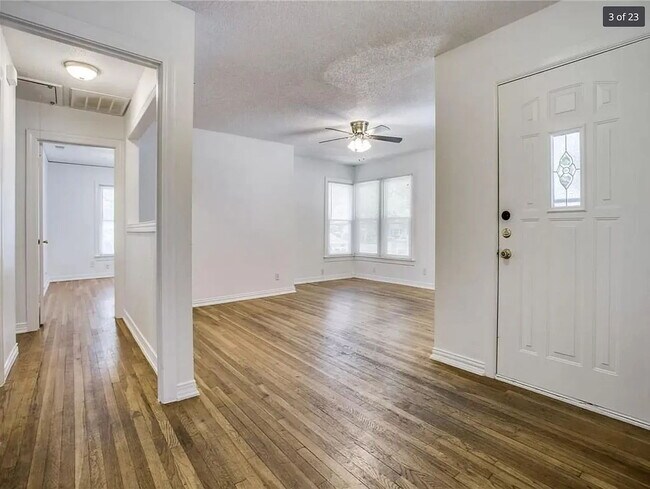 Foto del edificio - Darling 5 bedroom Home Near TCU.