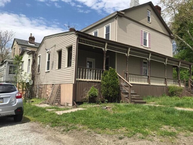 Foto del edificio - Available July 2026 - 4 Bedroom Home w/ Off-street Parking and Spacious Deck!