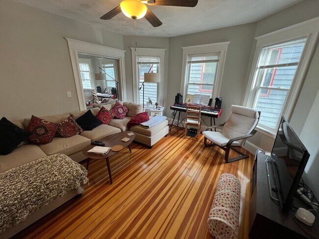 Building Photo - AMAZING 4 BED 2 BATH UNIT!!!!