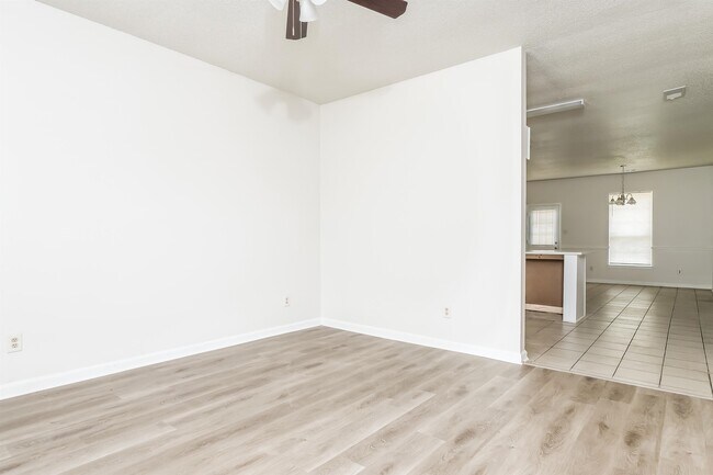 Foto del edificio - 4590 Lindawood Ln
