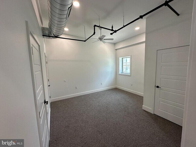 Foto del edificio - 819 Blooming Glen Rd