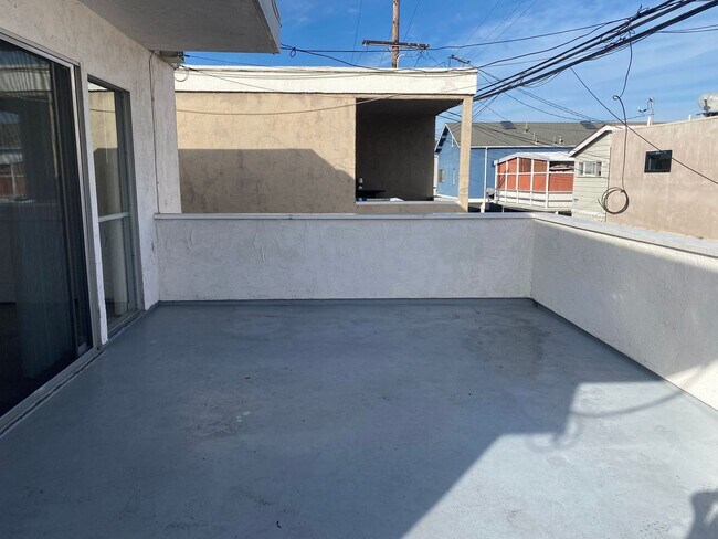 Building Photo - 900 W Balboa Blvd