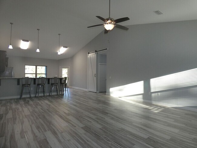 Foto del edificio - Spacious 3-Bedroom Home - Half Acre Lot