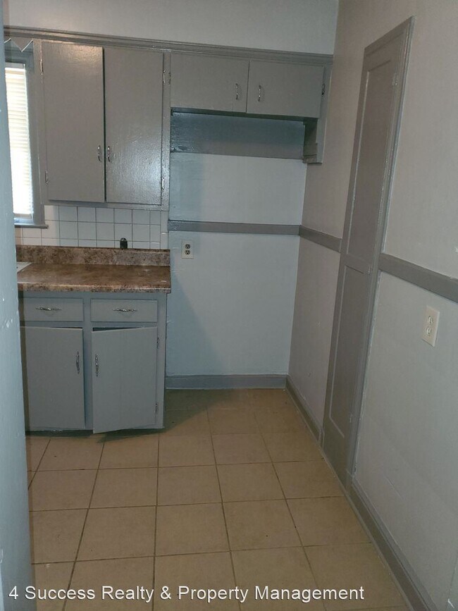 Building Photo - 2 br, 1 bath House - 512 S Parkway