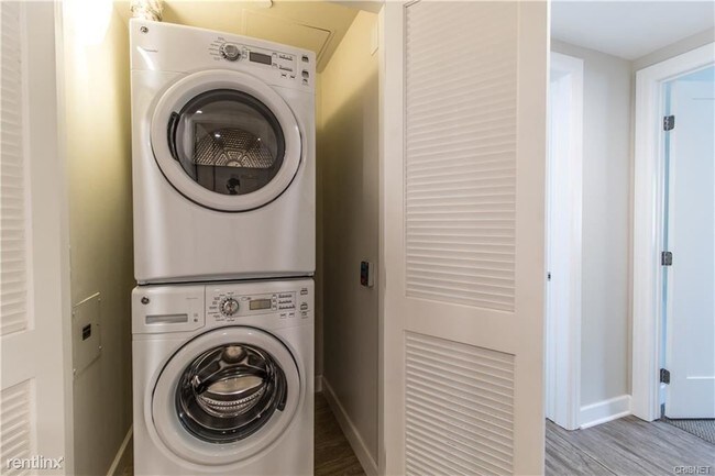 Foto del edificio - 5015 Balboa Blvd