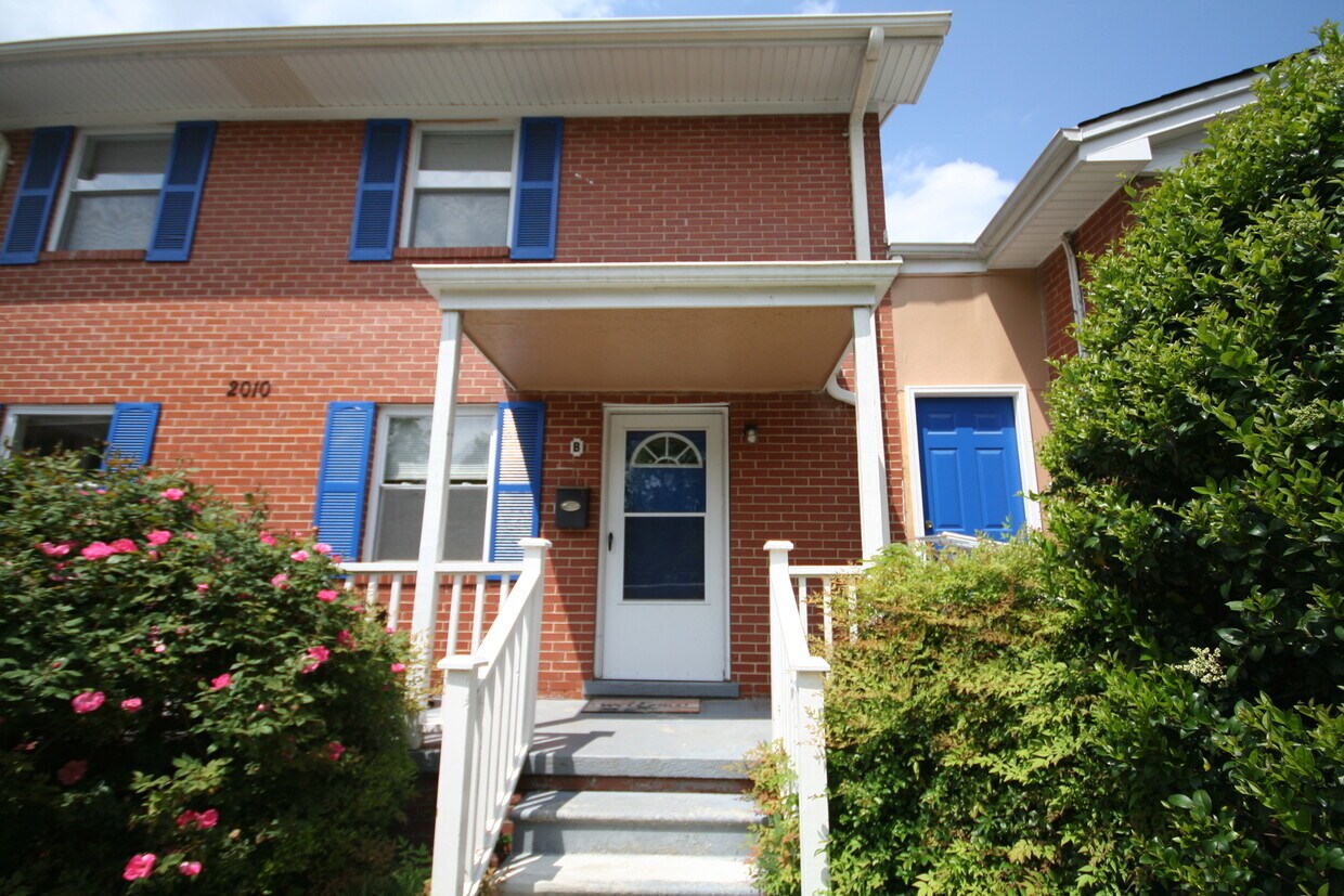 Foto principal - Adorable Townhouse with All Appliances Nea...