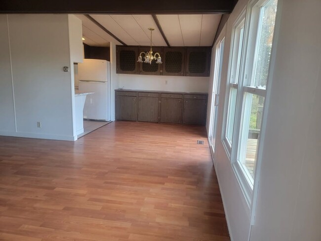 Building Photo - 3 bed 2 bath manufactured home on 5 Acres!