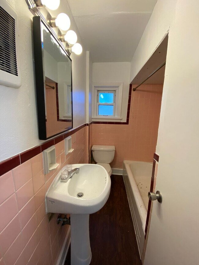 Foto del edificio - Available APRIL 2026 - Spacious 3 Bedroom Apartment in the Heart of Mt Oliver!