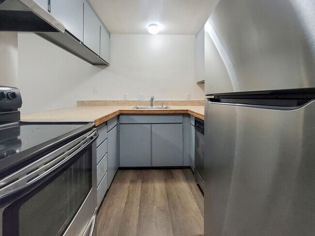 Building Photo - 2 Bedroom - Exactly what you're looking for!