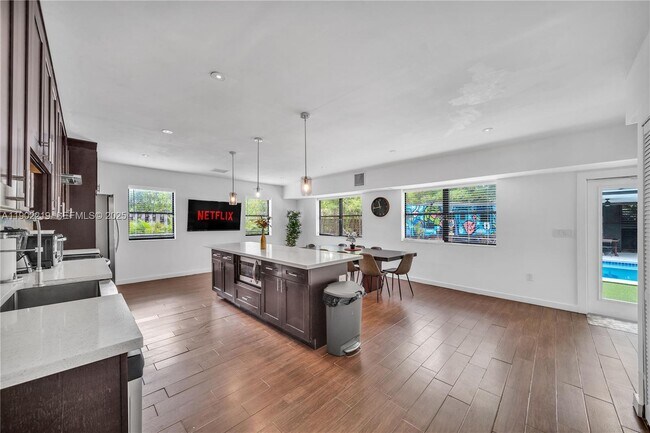 Foto del edificio - 710 NE 141st St