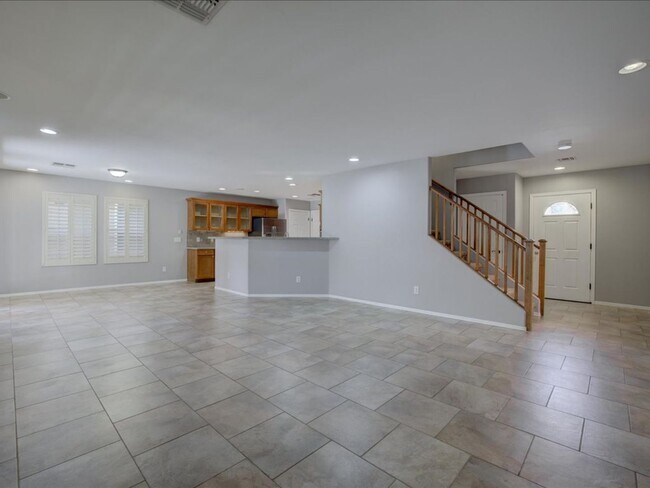 Foto del edificio - Spacious Two-Story 3-Bedroom Home with Solar & Large enclosed Backyard