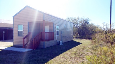 Building Photo - 2004 Family Ln.