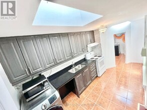 Building Photo - 866 Bathurst St
