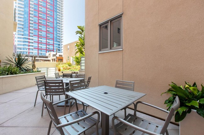 Building Photo - *** STUNNING 1 BED 1 BATH***CENTRAL A/C***...