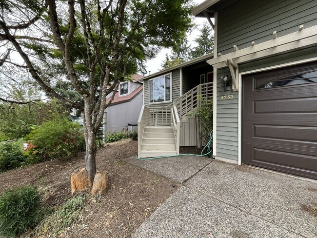 Foto del edificio - Spacious 3-Bedroom Home with Custom Stone Fireplace, Attached 2-Car Garage & Expansive Backyard i...