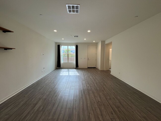 Foto del edificio - Gated 3+2.5 w/loft, walk-in pantry + dual ...