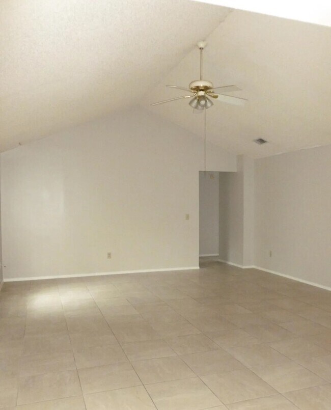 Foto del edificio - 2711 Pinewood Blvd N