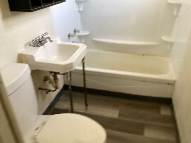 Foto del edificio - 5 bedroom single family home