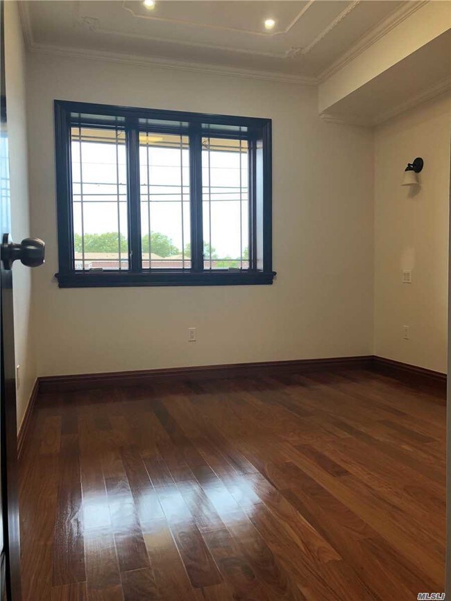 Foto del edificio - 64-38 Cloverdale Blvd