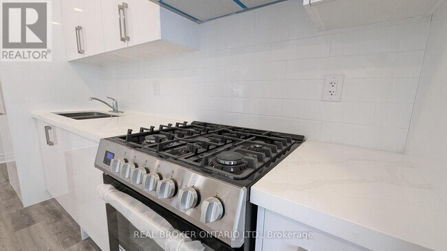 Photo du bâtiment - 1150 Woodbine Ave