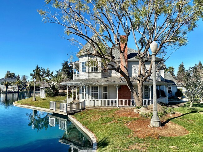 Building Photo - 5423 W. PROSPECT AVE. - 4 BEDROOM 3 BATH -...