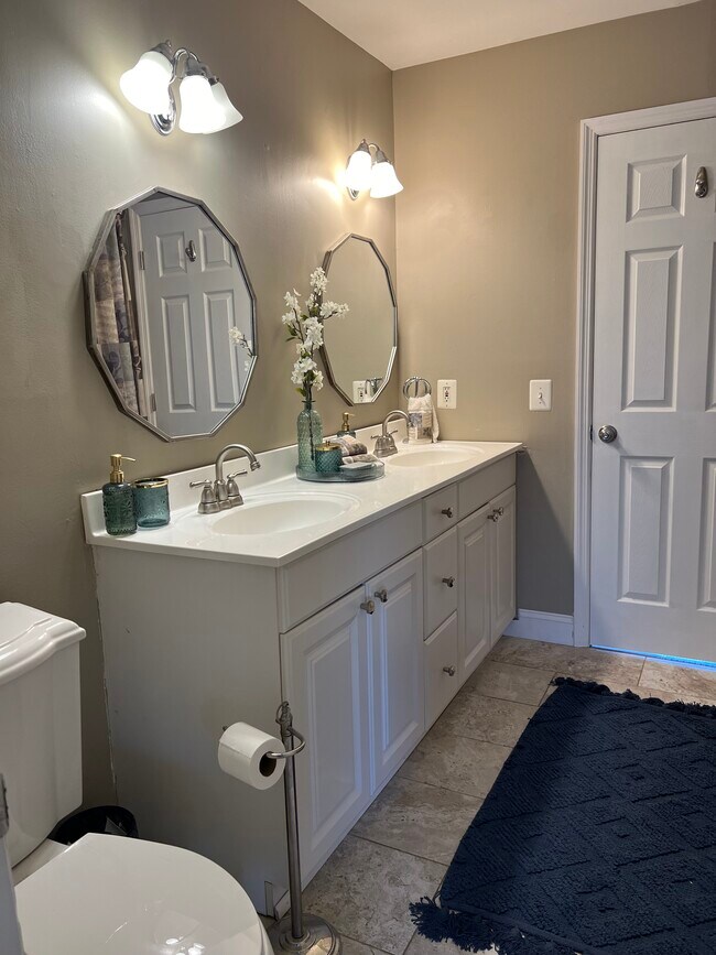 Foto del edificio - 64 Holly Dr