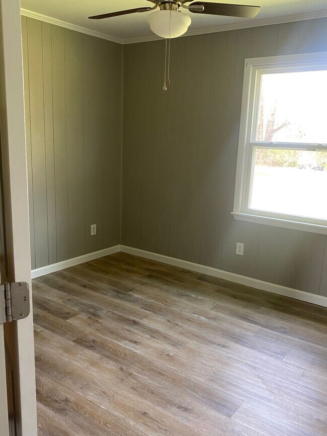 Building Photo - 3 Bed 1.5 Bath Cozy Country Home! - Muscle Shoals, AL