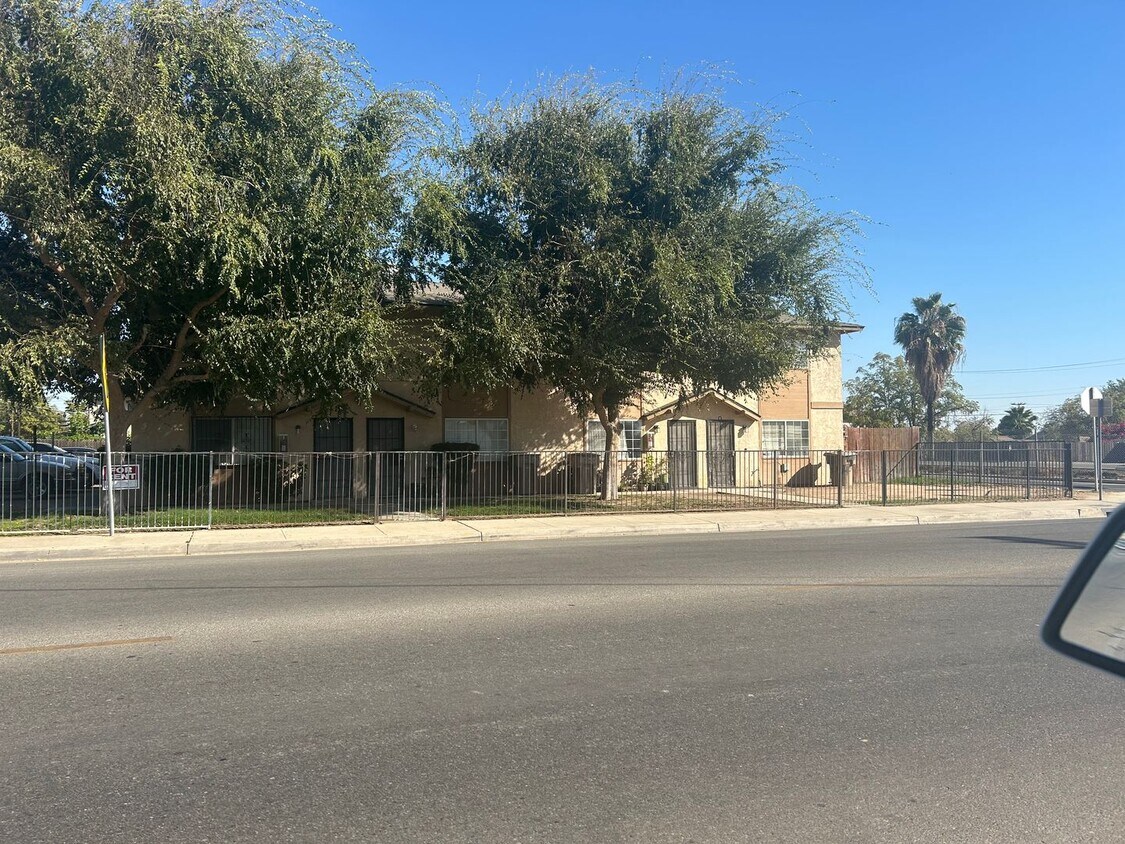 Primary Photo - 1400 Lake St