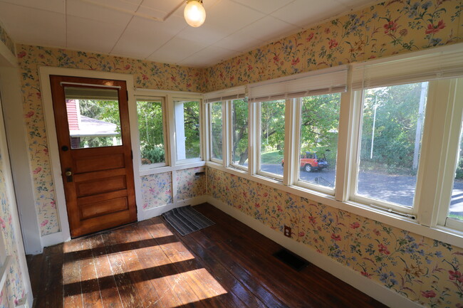 Building Photo - 1610 Summit Ln