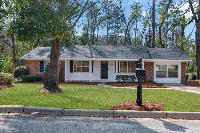 Foto del edificio - Freshly Remodeled 4 Bedroom 2 Bathroom Single Family Home.