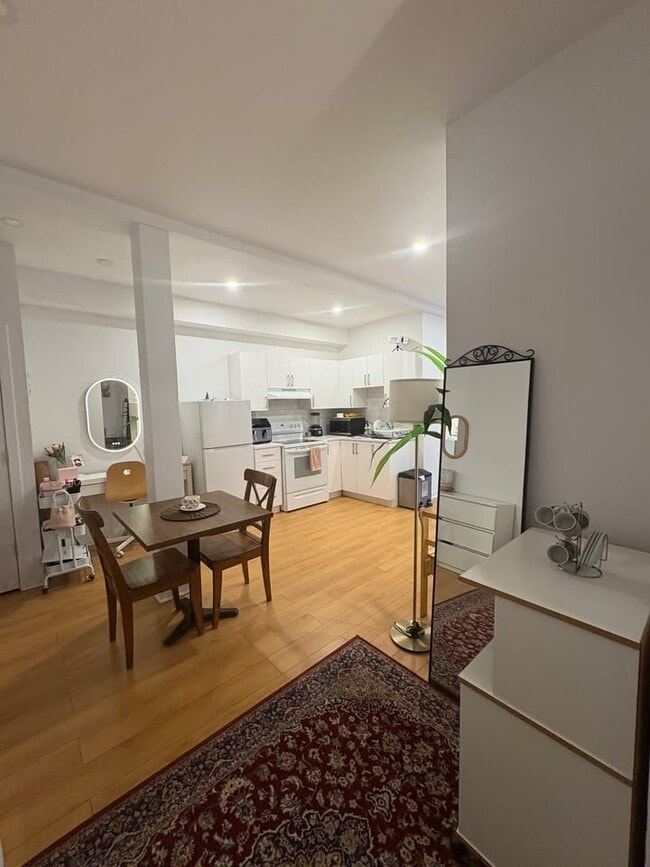 Photo du bâtiment - 5497 Av. Victoria