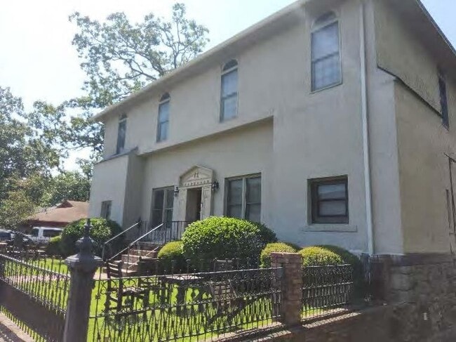 Building Photo - 4611 Woodlawn Dr