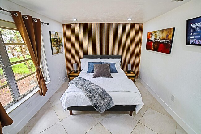 Building Photo - 8651 Sunset Strip