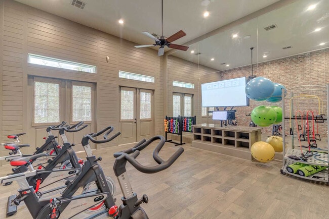 Building Photo - Southfork Lake