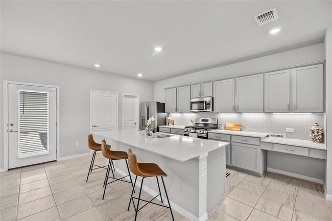 Building Photo - Baythorne Dr