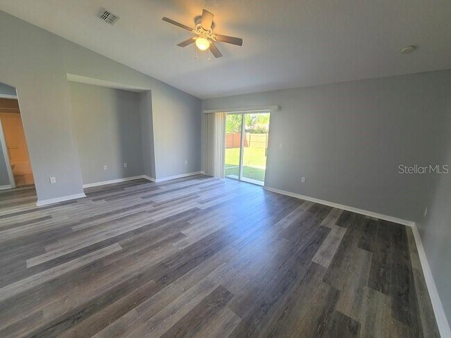 Foto del edificio - 6425 Grapewood Rd