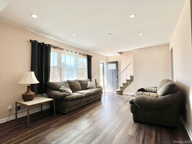 Building Photo - 7 Mindy Ln