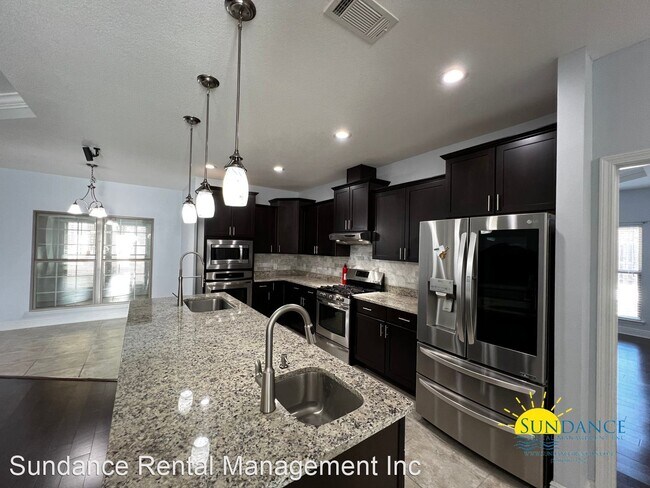 Building Photo - 4 br, 3.5 bath House - 3155 Doris Street