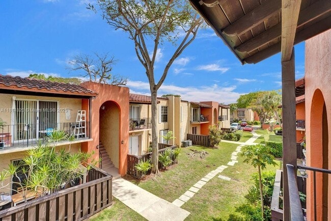 Building Photo - 10804 N Kendall Dr