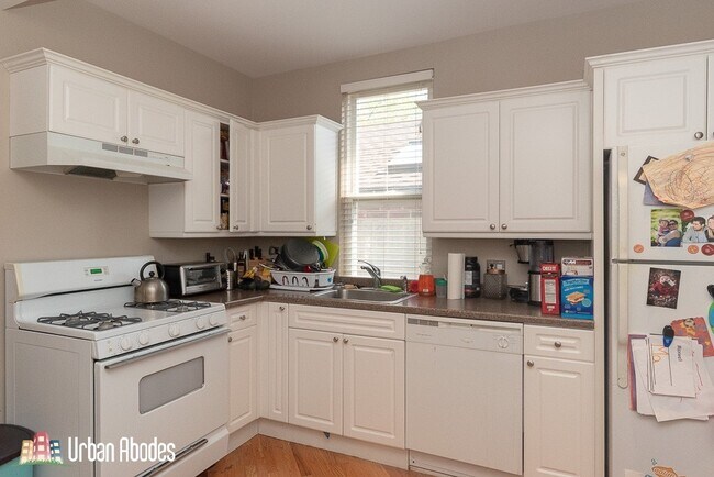 Building Photo - 3144 N Oakley Ave