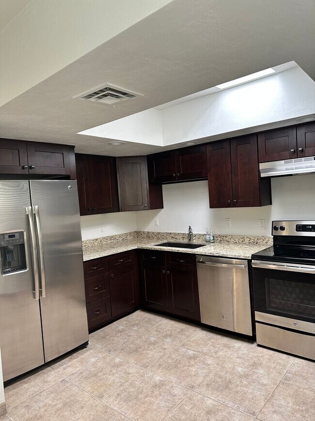 Foto del edificio - Townhome in Desirable Sunrise Presidio