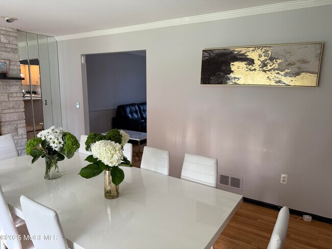 Foto del edificio - 241 Cliftwood Rd