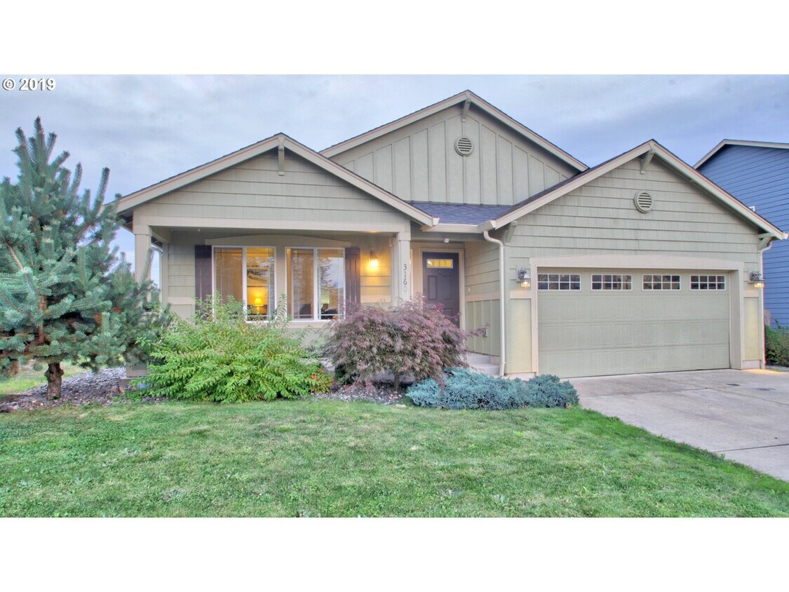 Foto principal - 3 Bedroom 2 Bath Single Level with Large F...