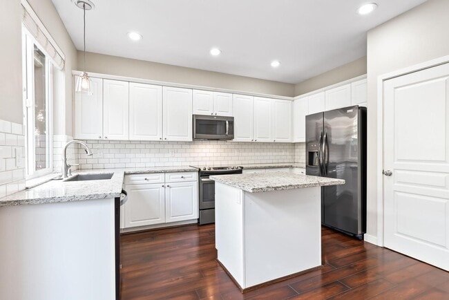 Building Photo - LIKE NEW! Remodeled Beaverton Home Close t...