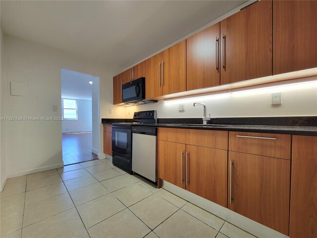 Building Photo - 3001 S Ocean Dr