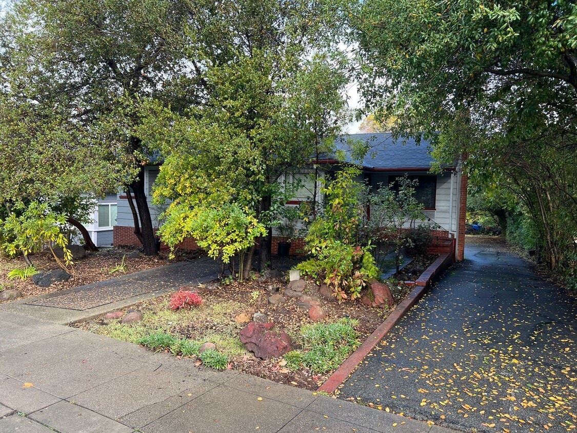 500 SQFT. STUDIO UNIT NEAR DOWNTOWN HAYWARD. PRIME LOCATION, PRIVATE ENTRENCE, AND MORE!!! - 500 SQFT. STUDIO UNIT NEAR DOWNTOWN HAYWARD. PRIME LOCATION, PRIVATE ENTRENCE, AND MORE!!!