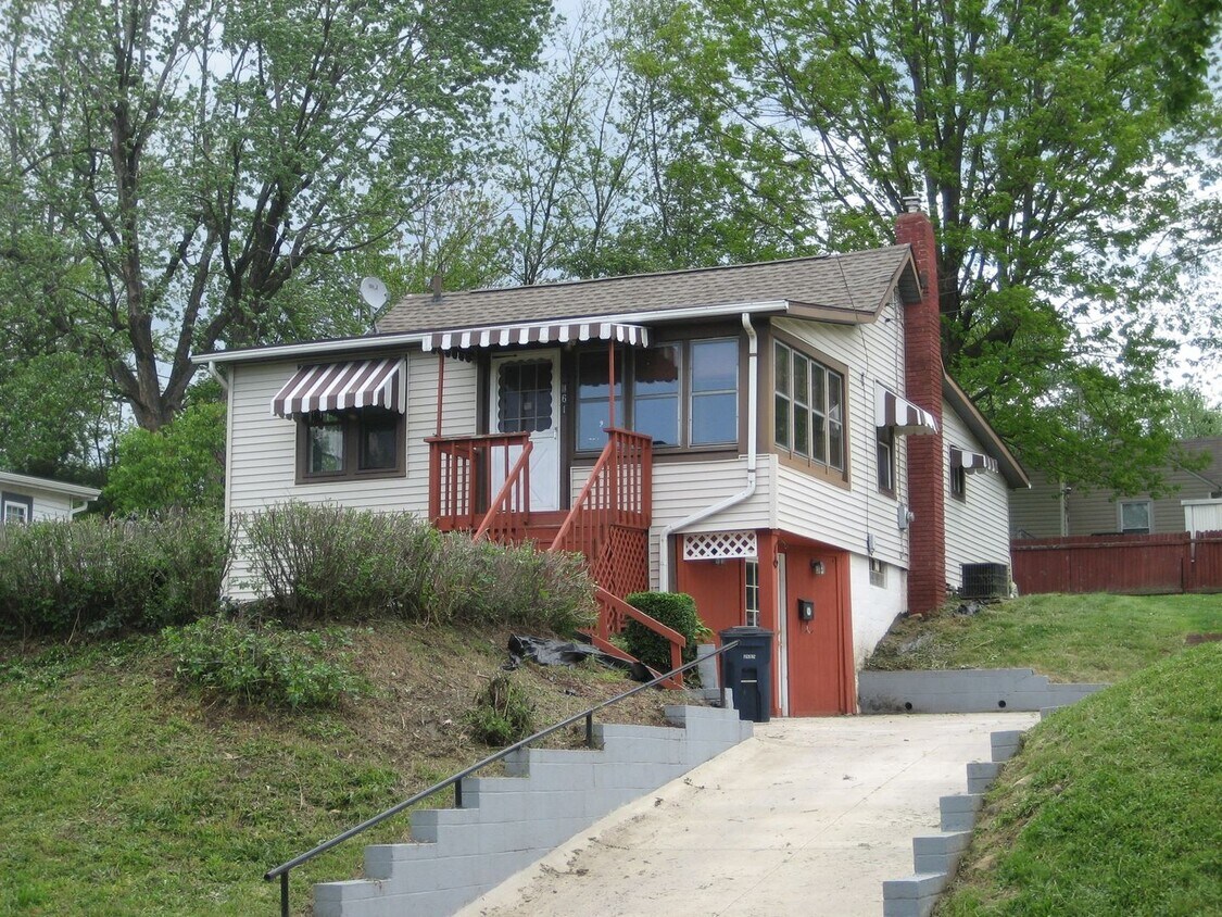 2 Bedroom 1 Bath Raised Ranch on Double Lot House Rental in Akron, OH