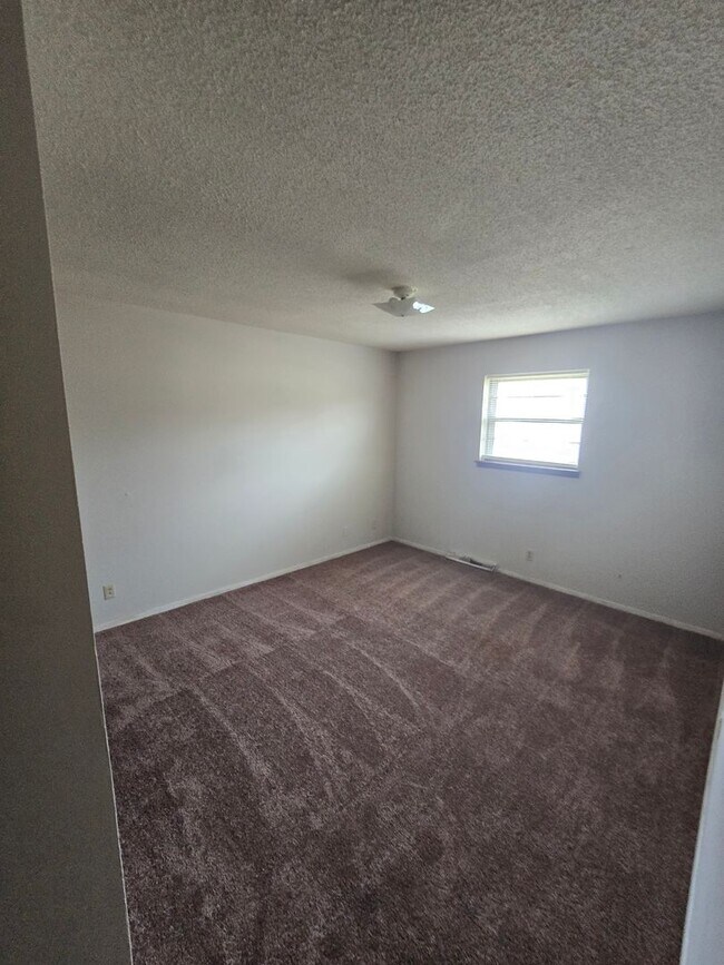 Foto del edificio - 4300-4302 Santa Barbara Dr-4302 Santa Barbara Dr