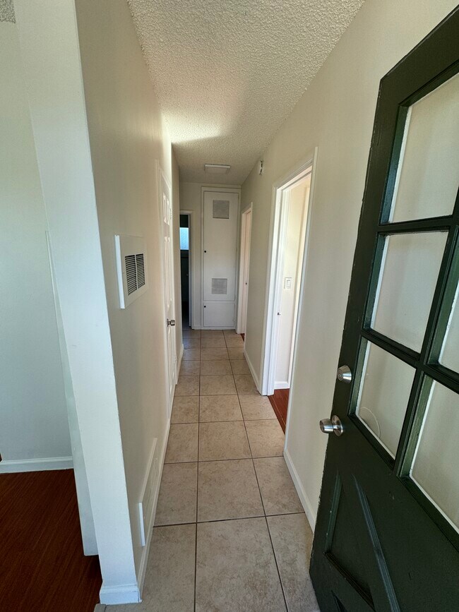 Foto del edificio - 831 W Walnut Ave